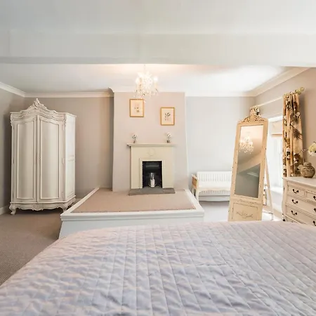 Hilltop House By Birch Starbotton