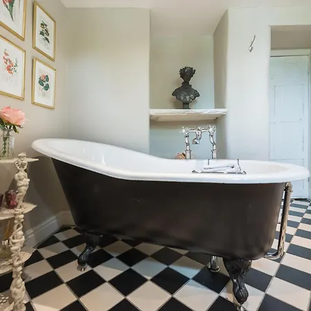 Hilltop House By Birch *