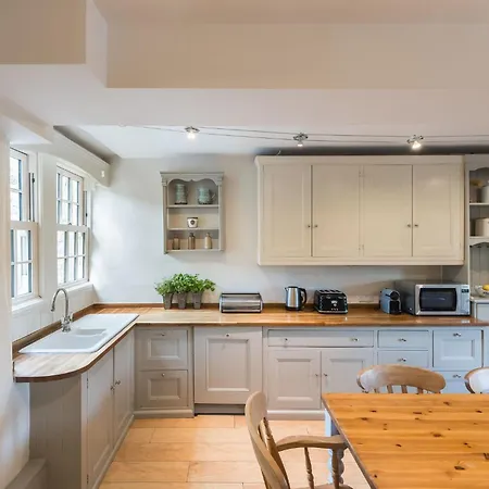 Hilltop House By Birch *