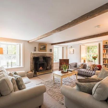 Hilltop House By Birch Starbotton